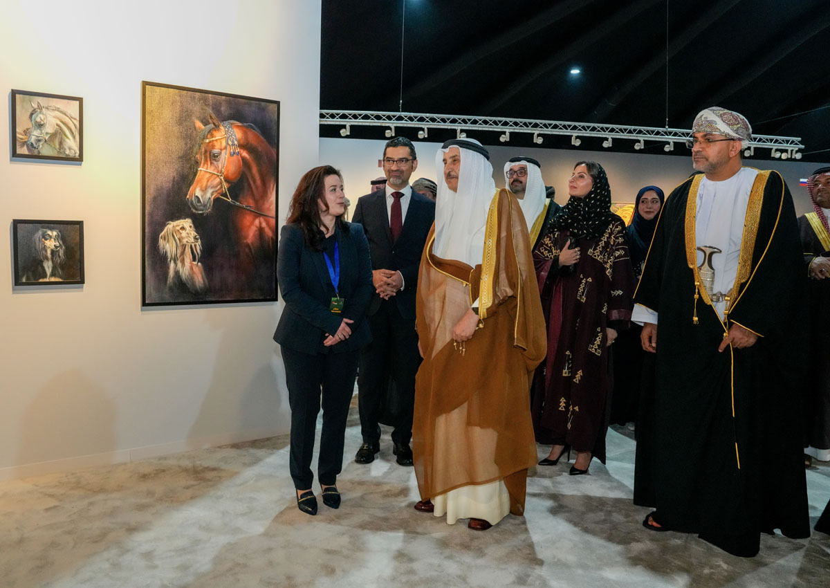 Poster van de solo-expositie Archea van kunstenaar Mirelle Vegers, met schilderij van wit paard en expositiedata in Synagoge Buren.