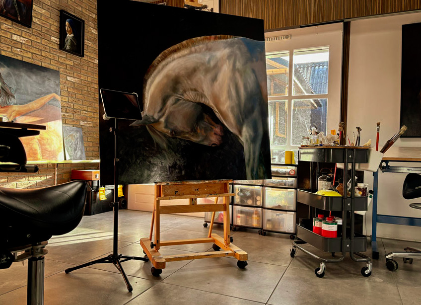 Het atelier van Mirelle Vegers met ezel en schilderij Het atelier van Mirelle Vegers met ezel en schilderij