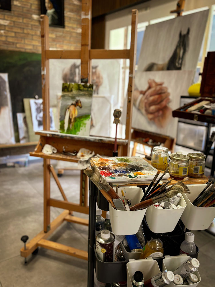 Ezel met schilderij in wording in het atelier Ezel met schilderij in wording in het atelier