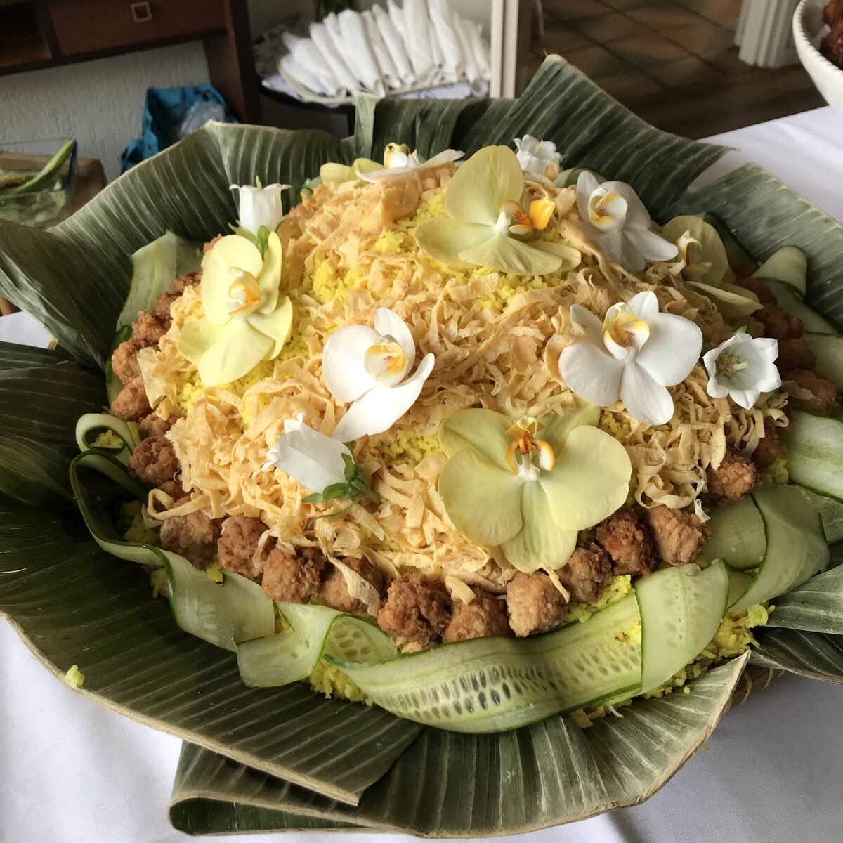 Indonesische rijsttafel Feestelijk opgemaakte Indonesische rijsttafel met orchideeën